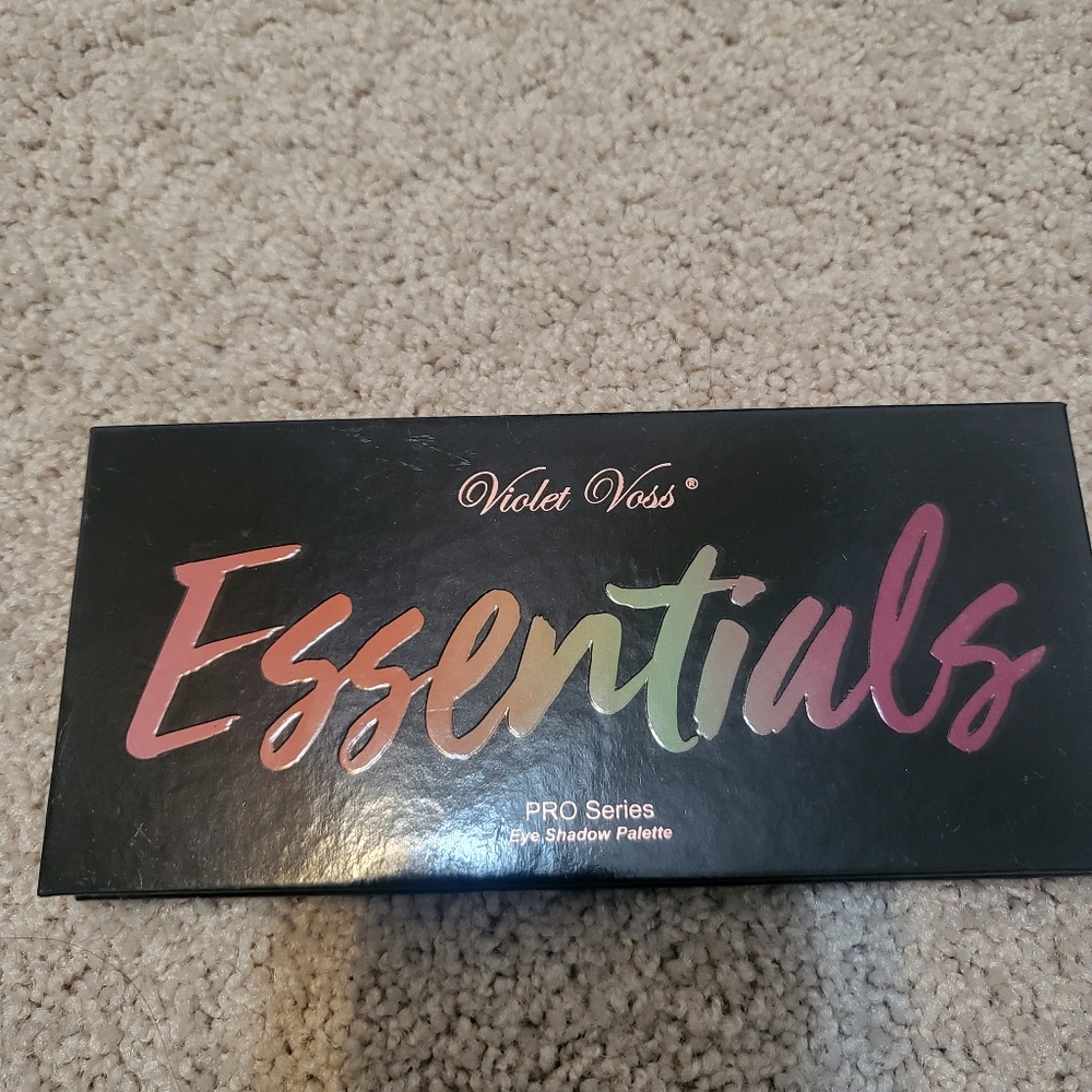 New Violet Voss Essentials Eyeshadow Palette Free